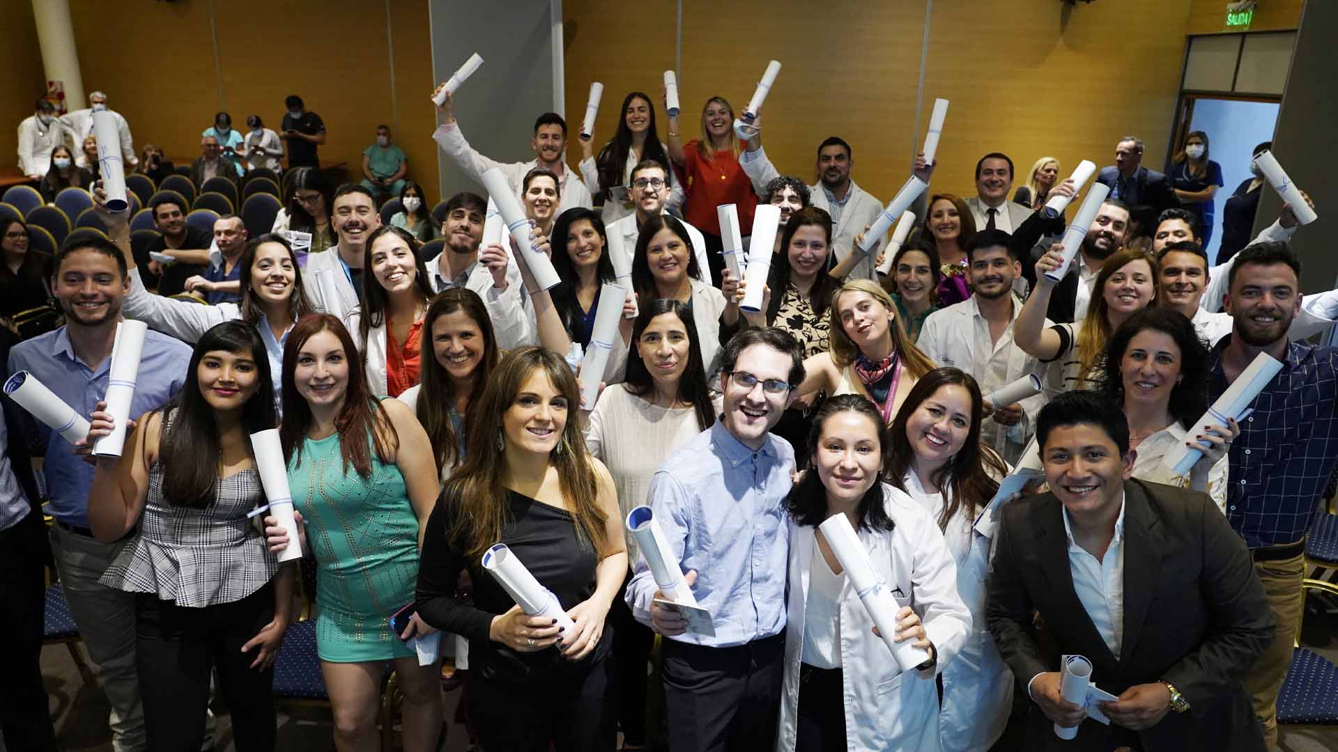 El HEC realizó el acto de egreso de residentes: 47 profesionales recibieron su diploma  