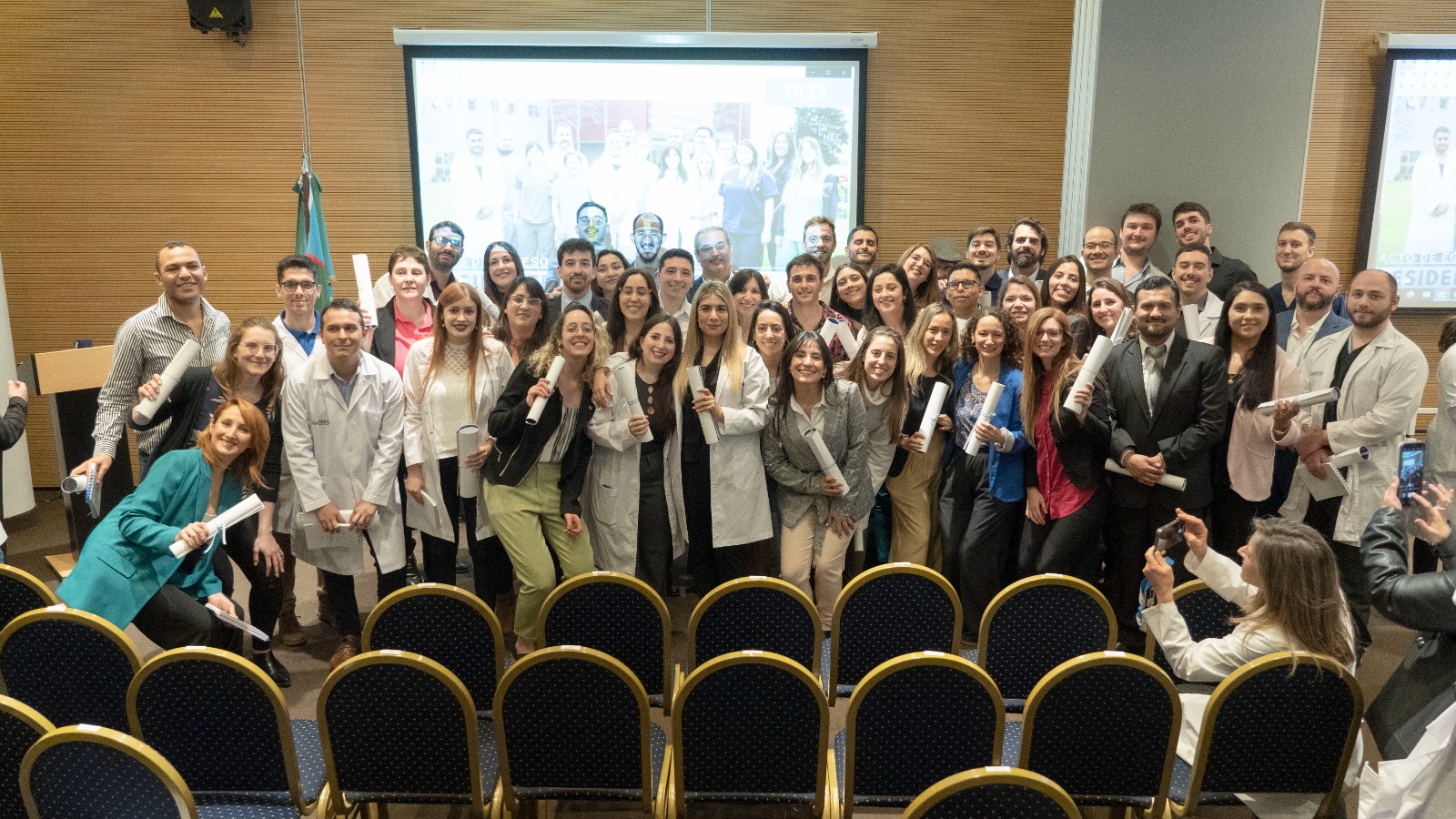 A sala llena se realizó la ceremonia de egreso de Residentes 2023 del HEC: formación y compromiso por la salud pública